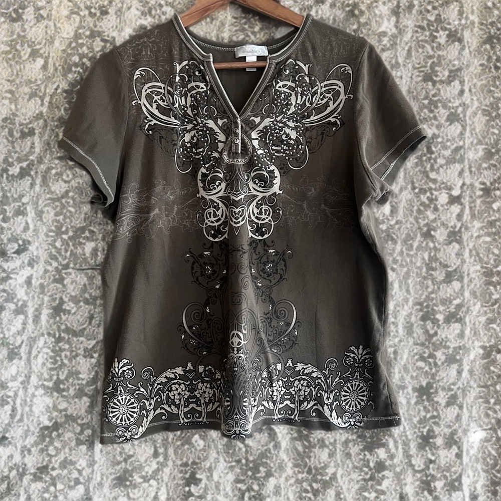 🩶 Dressbarn Embellished Scroll Print Tee – Size 2X Y2K